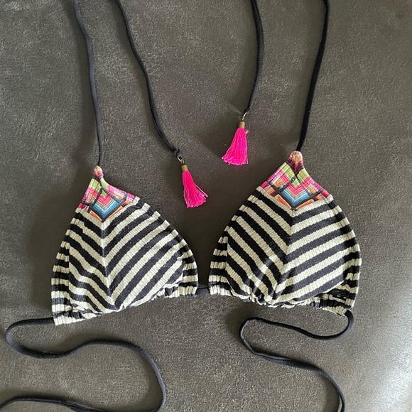 Used excellent condition-Billabong bikini top size large - Picture 3 of 10